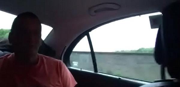  MILF Taxifahrerin leasst sich von Kunden im Auto ficken